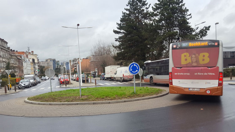 Un bus articulé dans un rond-point