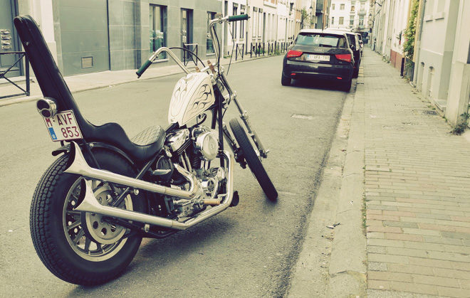 garer sa moto sur la voie publique