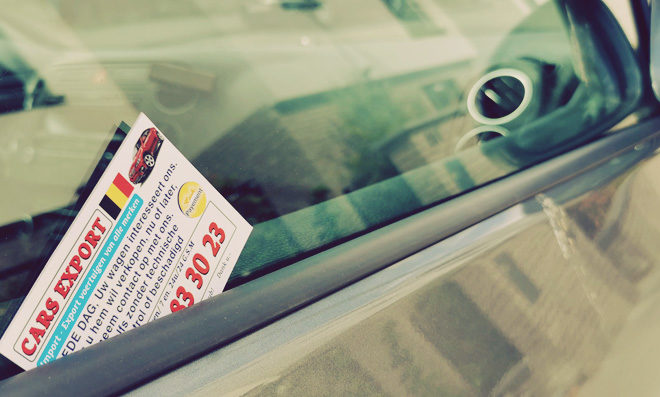carte de visite sur vitre de voiture