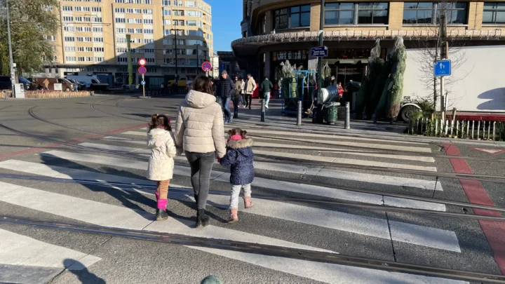 piétons sur le passage