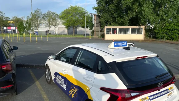 voiture auto-école au centre d'examen